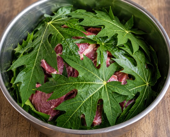 cara mengempukkan daging dengan daun pepaya