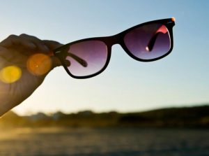 Siapa yang Harus Memakai Kacamata Hitam?