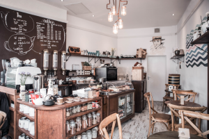 Aksesoris dan perabotan area merokok di cafe umum