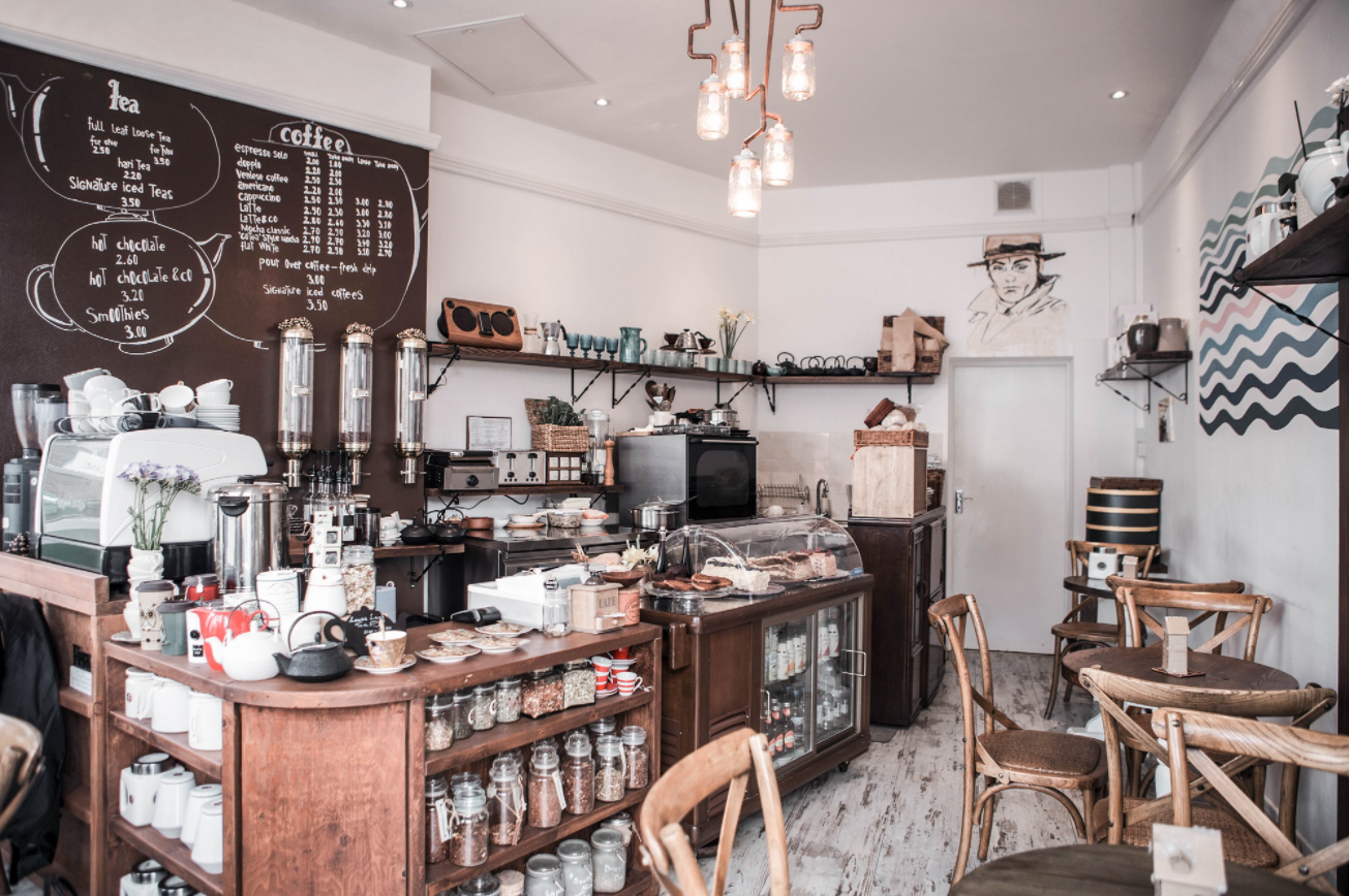 Aksesoris dan perabotan area merokok di cafe umum