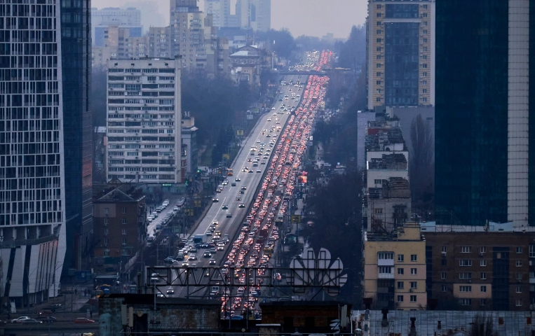 Serangan Rusia Menyebabkan Kepanikan di Kiev Saat Orang-orang Melarikan Diri