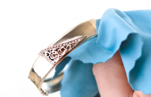 Cara Membersihkan Perhiasan Perak Dalam Hitungan Menit