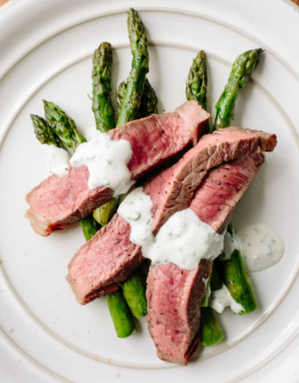 Steak Panggang & Asparagus dengan Saus Krim Feta