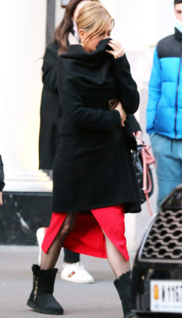 Jennifer Aniston Mengenakan Uggs di Set Murder Mystery 2