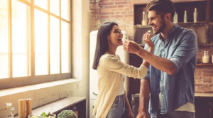 10 Tanda Seseorang Menyukaimu