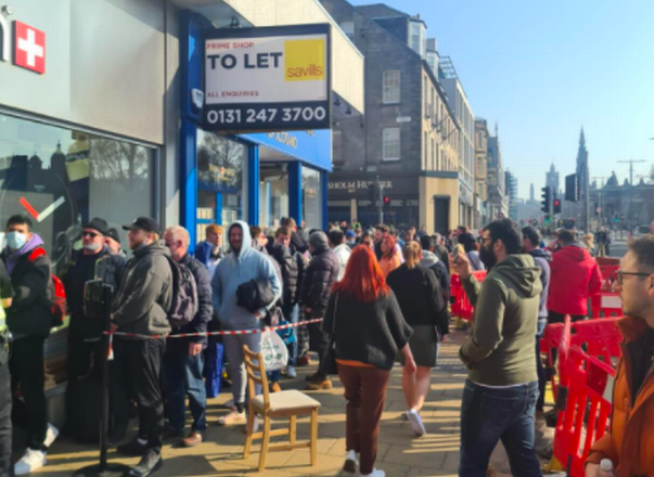 Ratusan Orang Mengantri di Luar Toko Skotlandia Semalaman Dalam Hiruk Pikuk Belanja MoonSwatch