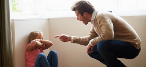 Mengapa Beberapa Orang Tua Yang Kasar Menargetkan Satu Anak