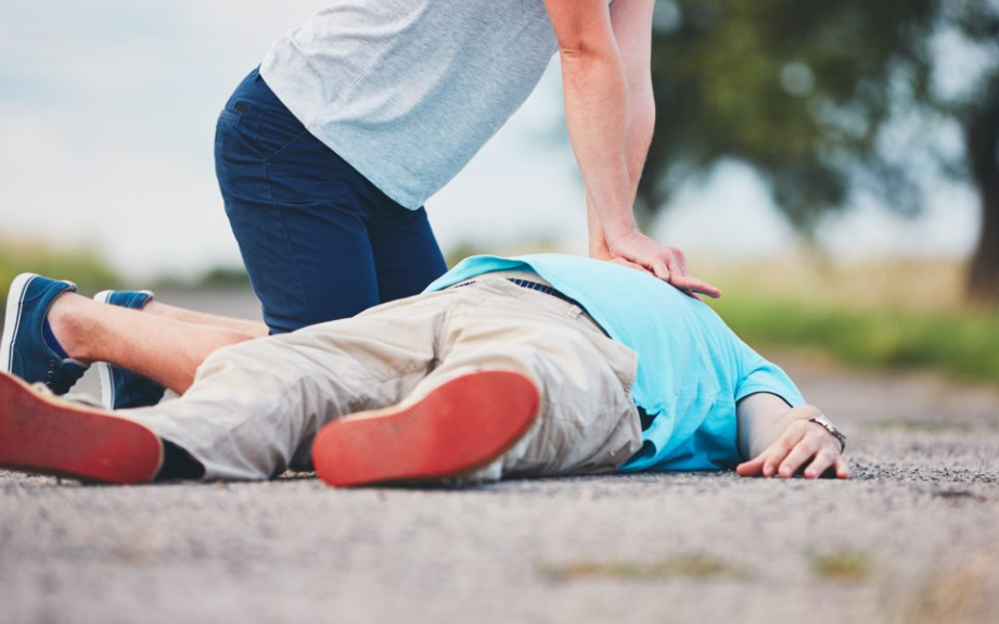 Cara Memberikan Pertolongan Pertama yang Salah