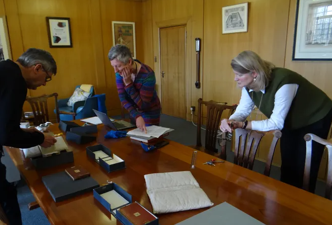 Buku Catatan Charles Darwin Yang Hilang Secara Misterius Dikembalikan ke Universitas Dalam Tas Merah Muda