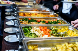 Makanan yang seharusnya tidak pernah Anda pikirkan untuk dimakan saat makan siang prasmanan