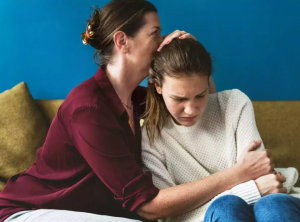 Tanda-tanda anak Anda terjebak dalam hubungan yang kasar; bagaimana Anda bisa membantu?