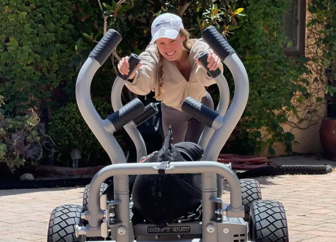 Aktor Hollywood Brie Larson alias Captain Marvel menambahkan dorongan kereta luncur ke latihannya