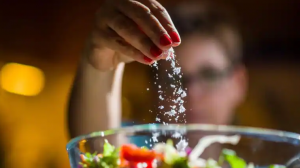 Apakah Anda menaburkan garam ekstra pada makanan Anda? Ini dapat mengurangi umur Anda