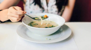 Makan in dan hindari itu jika terjadi flu perut atau keracunan makanan