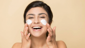 Berapa usia yang tepat untuk mulai mengoleskan krim anti penuaan?