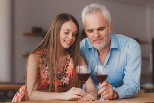 Mengapa wanita tertarik pada pria yang lebih tua?