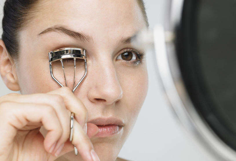 Berikut cara membersihkan dan merawat penjepit bulu mata dengan benar