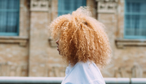 Menjinakkan surai Anda di tengah kelembapan