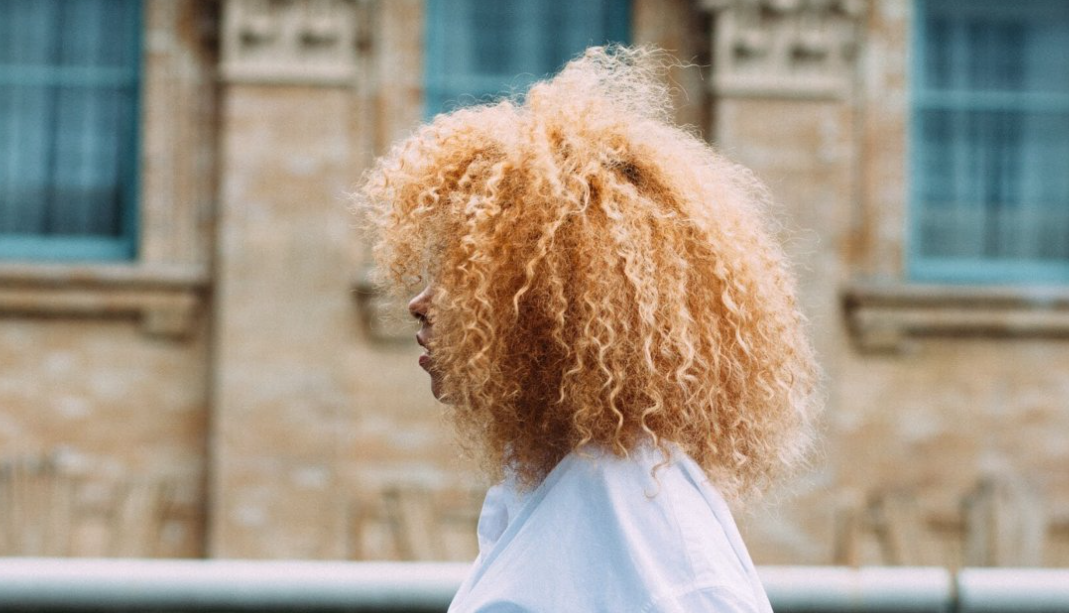 Menjinakkan surai Anda di tengah kelembapan