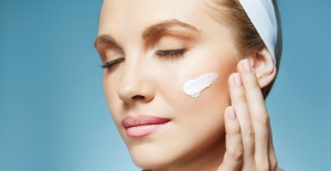 Haruskah Anda Menggunakan Pelembab Wajah atau Serum Wajah?