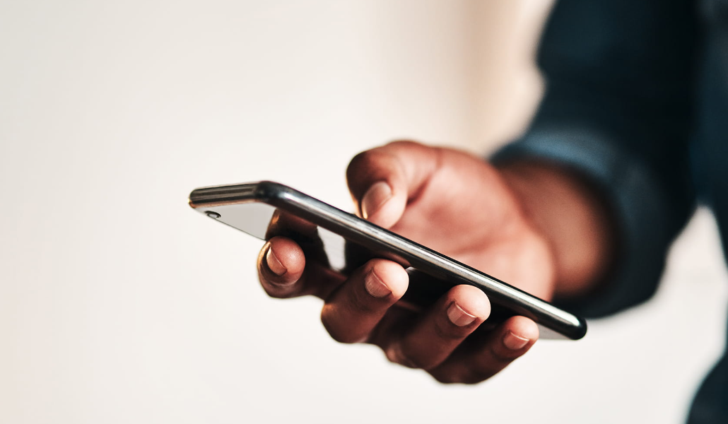 Bahaya Menggunakan HP Saat Keadaan di Cas