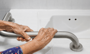 Lansia Sebaiknya Mandi Maksimal 10 Menit