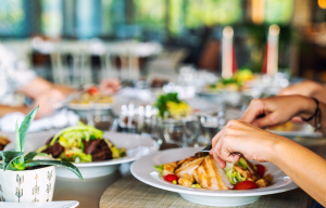 Cara Membuat Makanan Sehat Saat Makan Di Luar