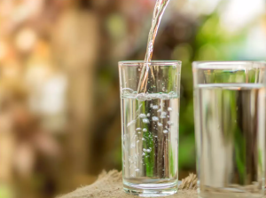 Kebiasaan Minum Air Hangat di Pagi Hari
