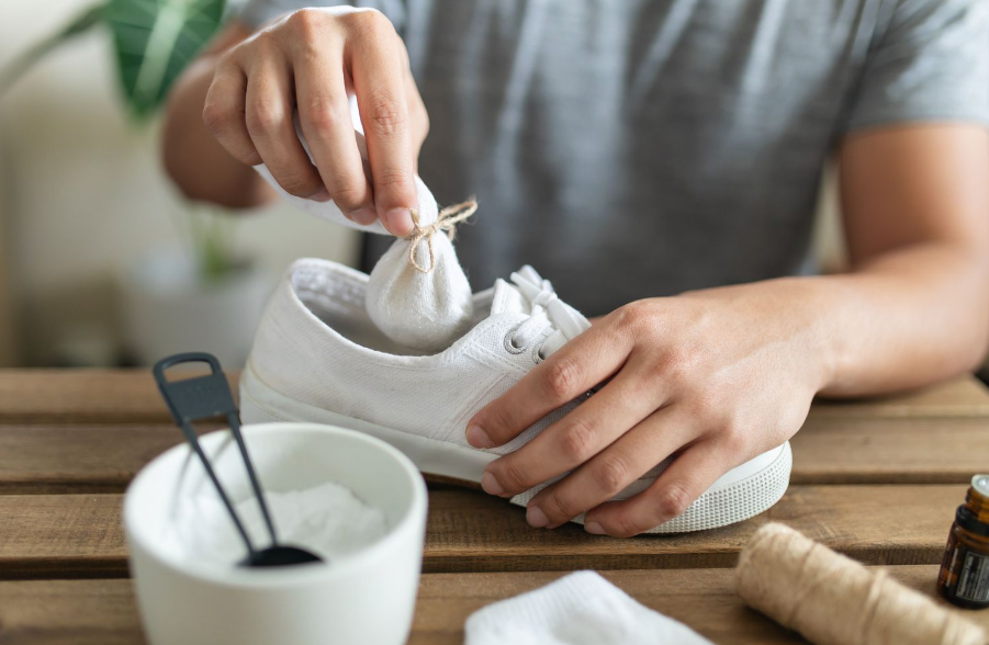 Cara Menghilangkan Bau Sepatu dengan Baking Soda
