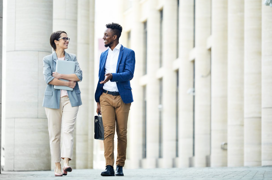 Panduan Memilih Warna Terbaik untuk Outfit ke Kantor