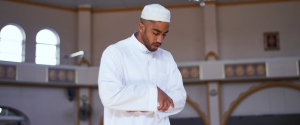 Hukum Memejamkan Mata Saat Salat