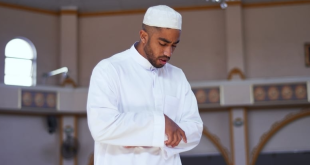 Hukum Memejamkan Mata Saat Salat