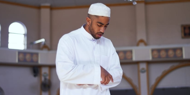 Hukum Memejamkan Mata Saat Salat