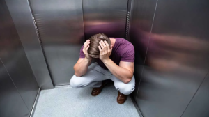 Langkah-Langkah yang Harus Dilakukan jika Terjebak di Lift