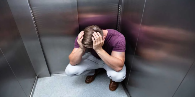 Langkah-Langkah yang Harus Dilakukan jika Terjebak di Lift