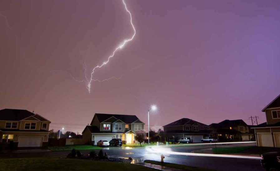 Tips Agar Rumah Tak Tersambar Petir Saat Musim Hujan