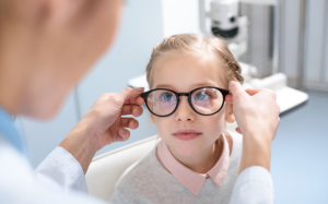 Tips Merawat Kacamata Anak agar Awet