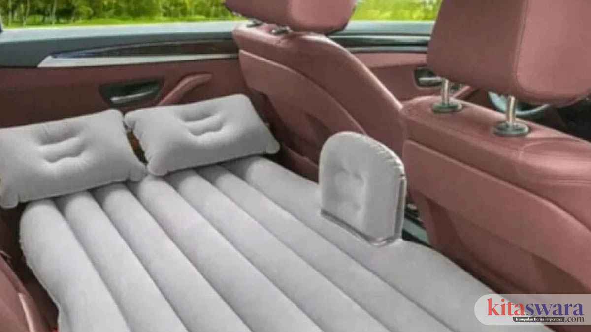 gelar kasur di dalam mobil yang sedang berjalan